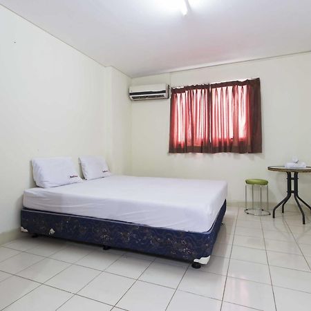 Reddoorz Apartment @ Pulo Gadung Giacarta Esterno foto