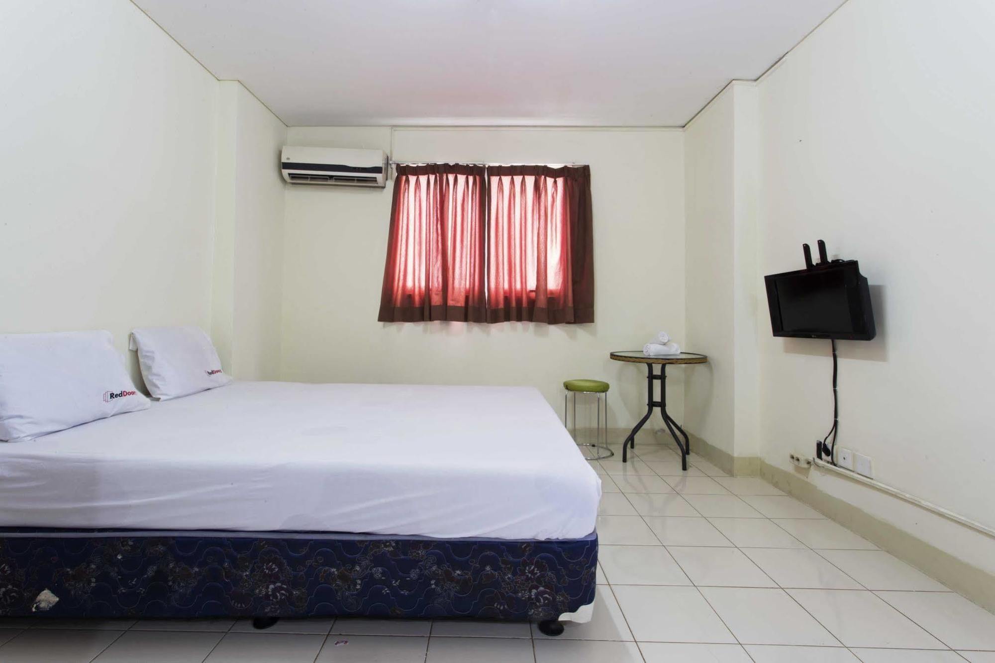 Reddoorz Apartment @ Pulo Gadung Giacarta Esterno foto