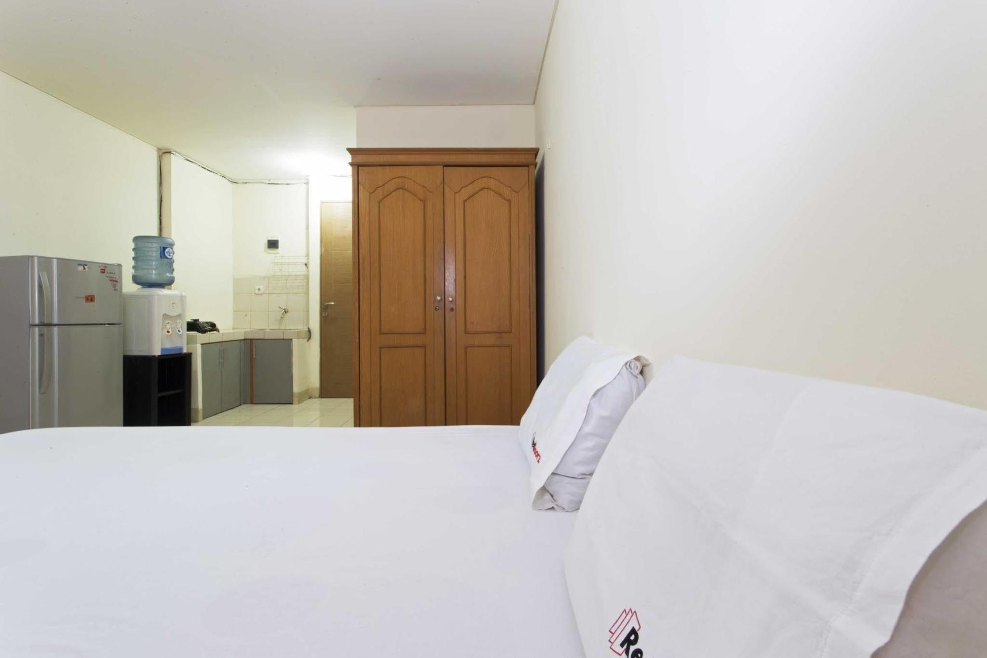 Reddoorz Apartment @ Pulo Gadung Giacarta Esterno foto