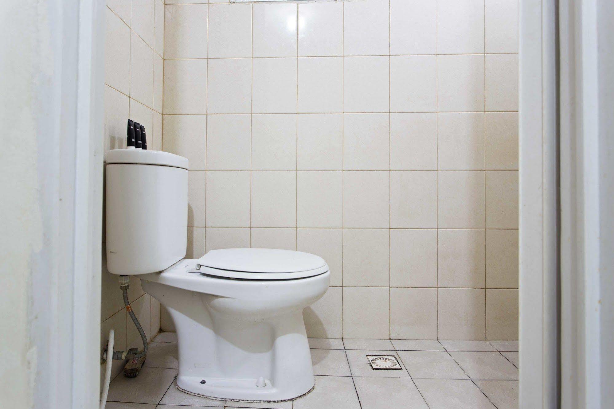 Reddoorz Apartment @ Pulo Gadung Giacarta Esterno foto