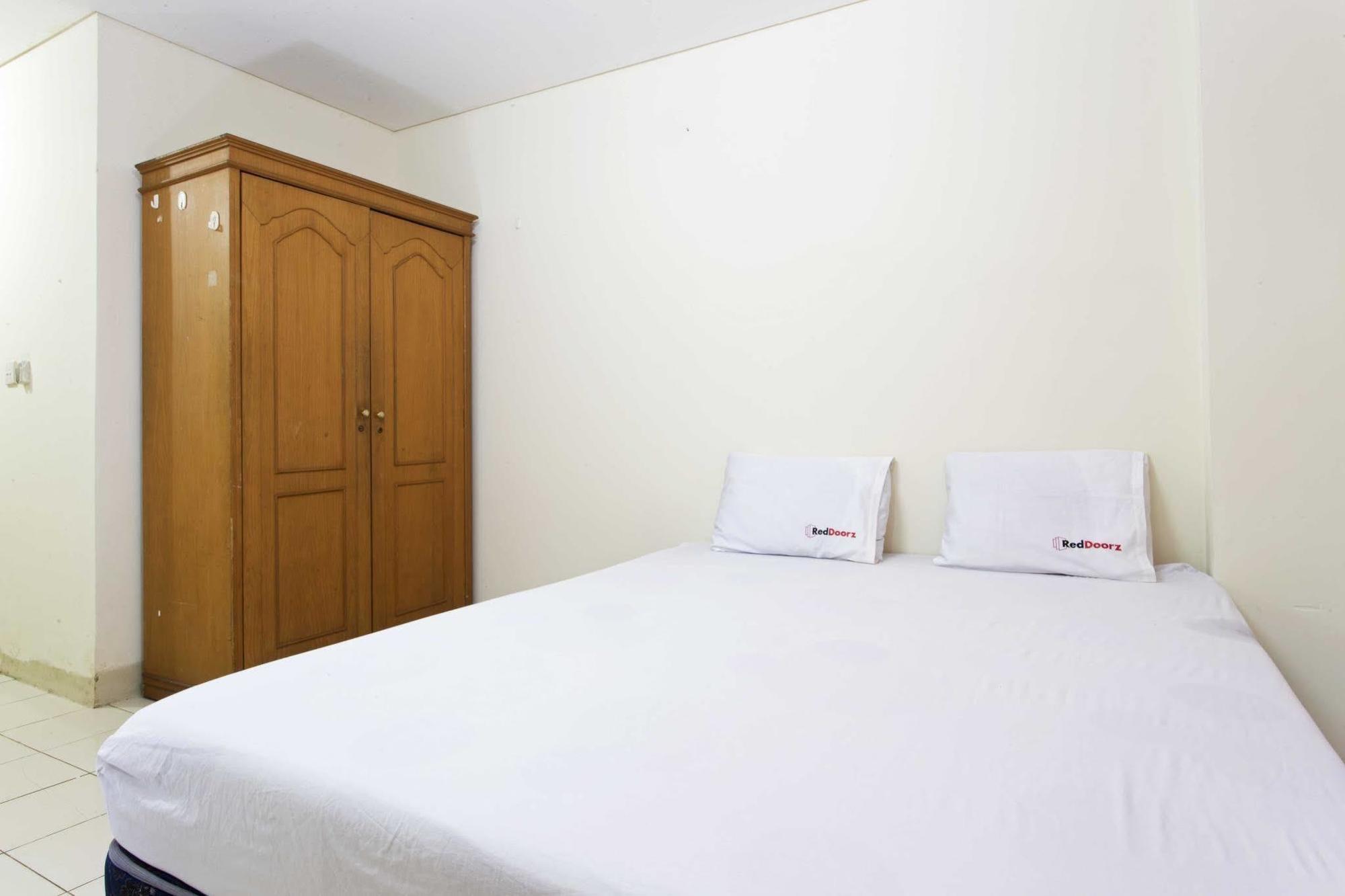 Reddoorz Apartment @ Pulo Gadung Giacarta Esterno foto