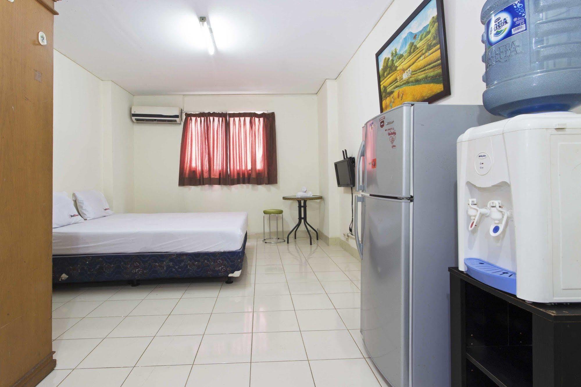Reddoorz Apartment @ Pulo Gadung Giacarta Esterno foto