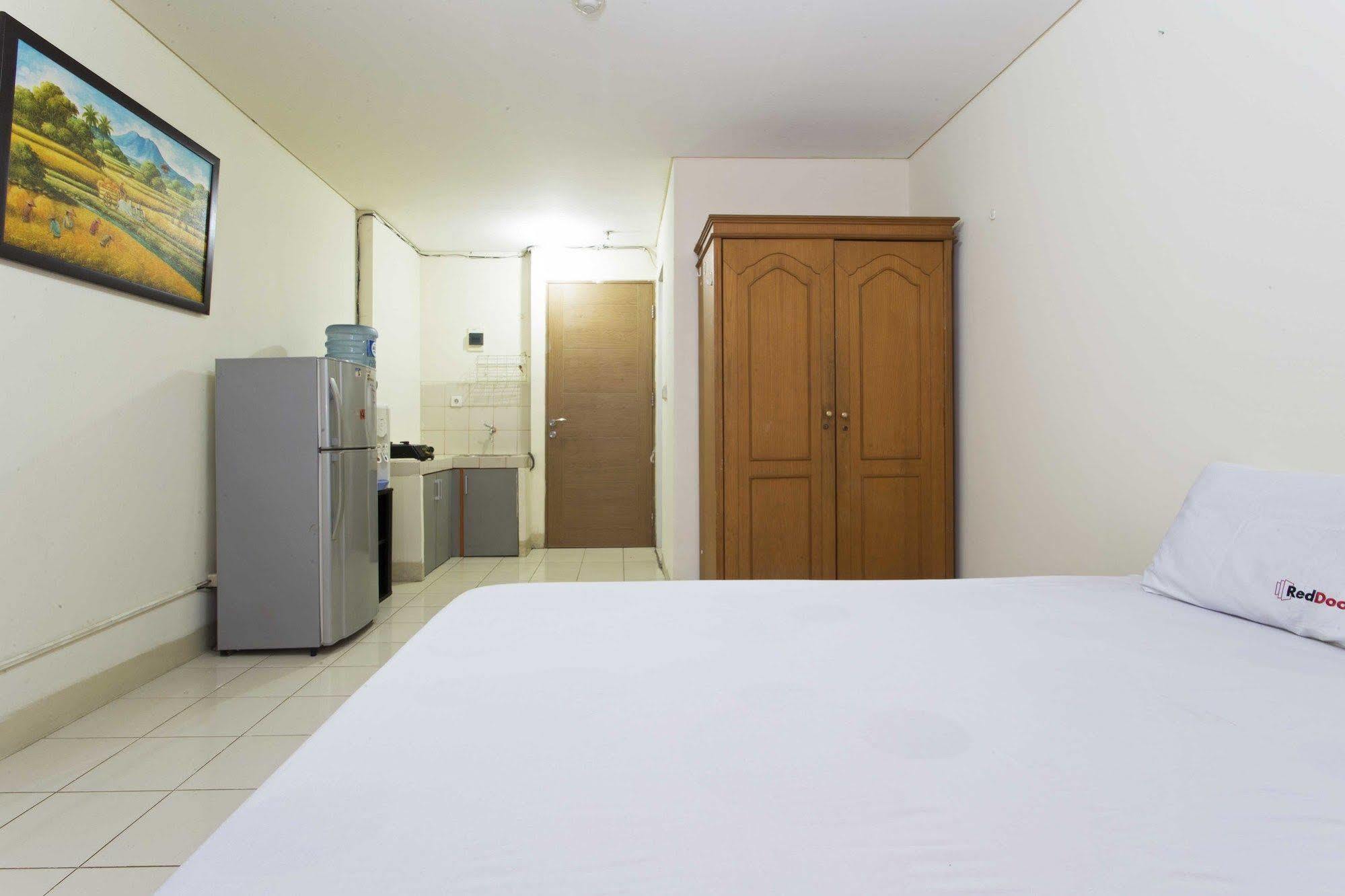 Reddoorz Apartment @ Pulo Gadung Giacarta Esterno foto