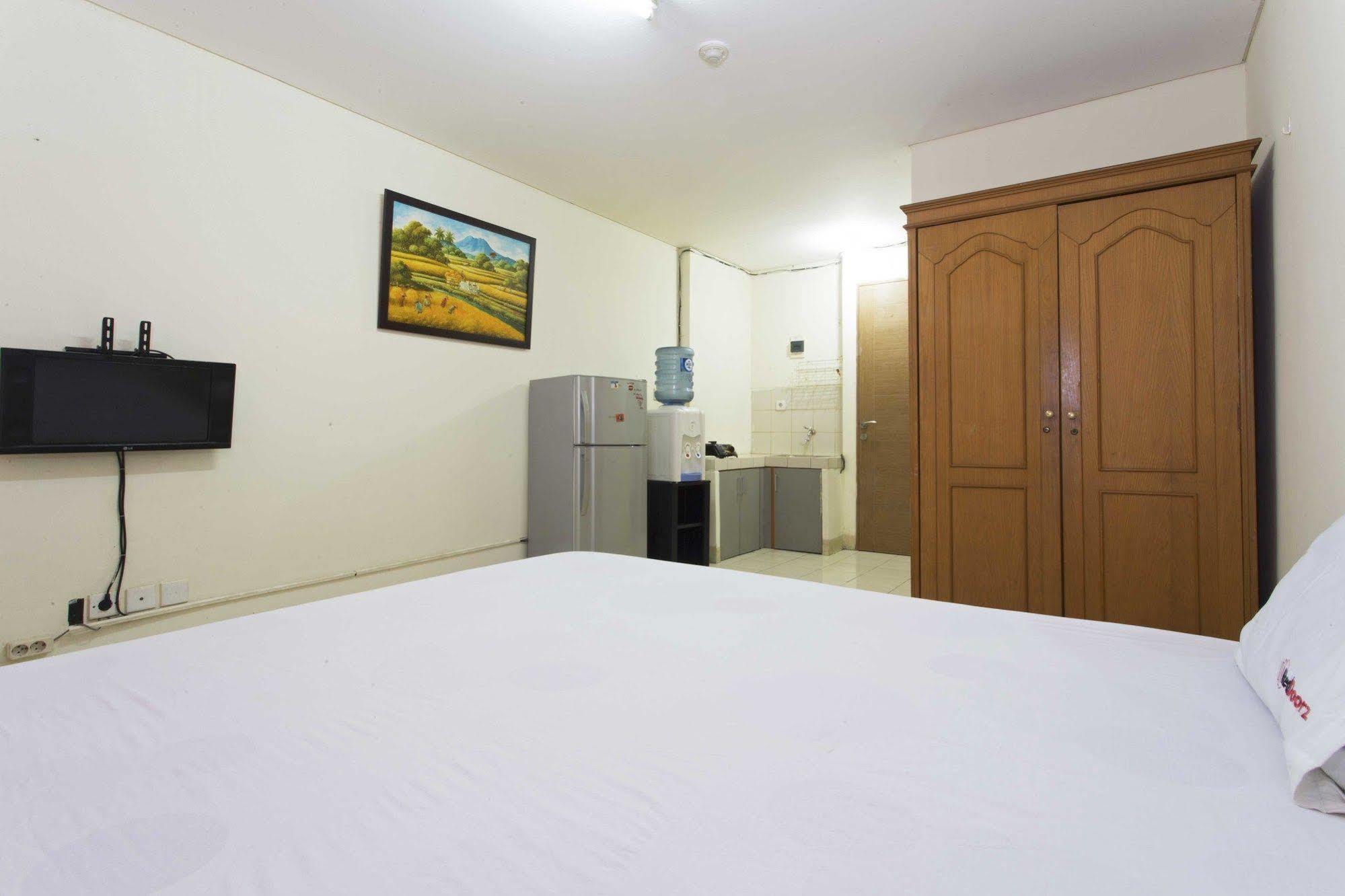 Reddoorz Apartment @ Pulo Gadung Giacarta Esterno foto