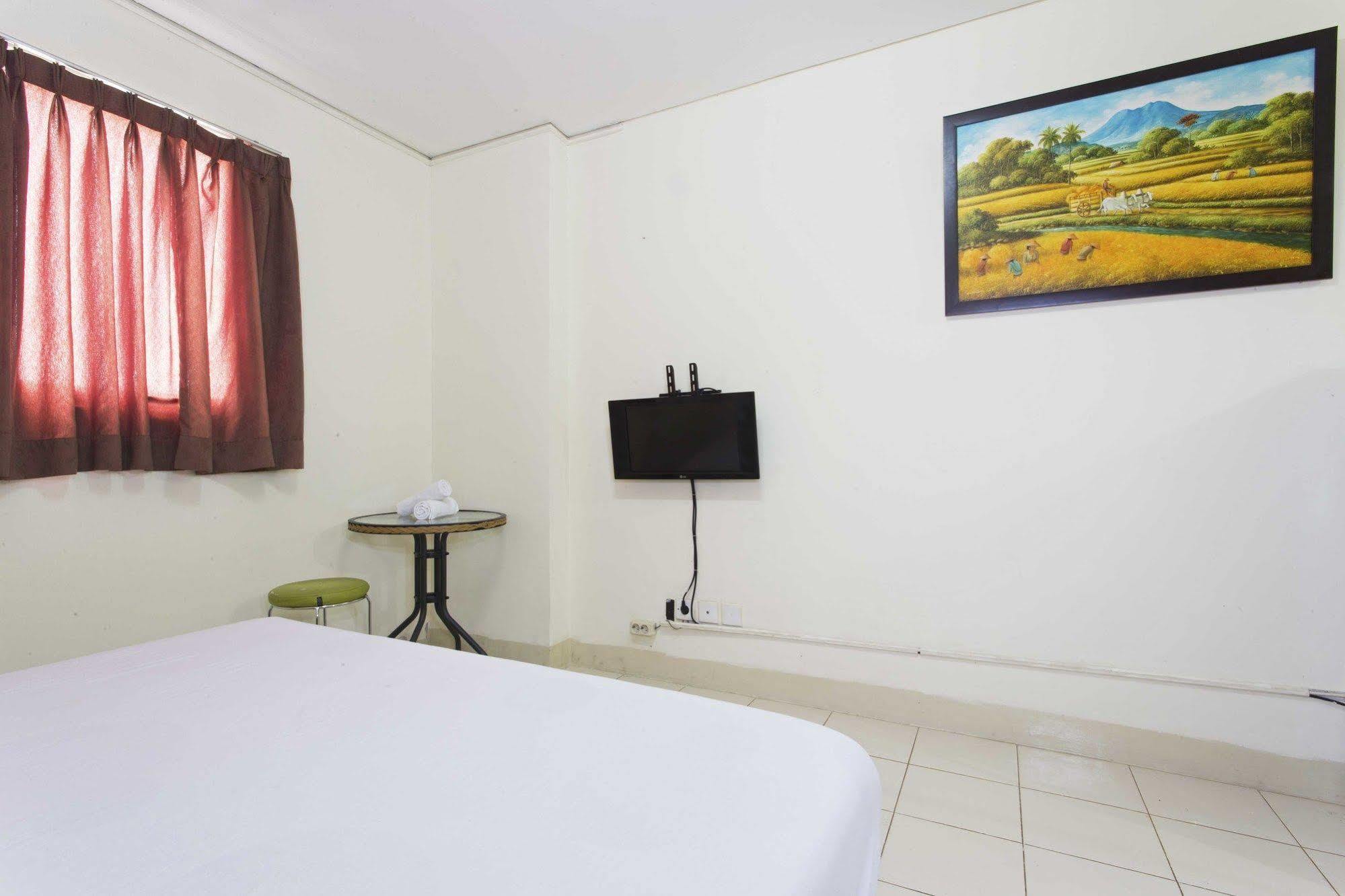 Reddoorz Apartment @ Pulo Gadung Giacarta Esterno foto